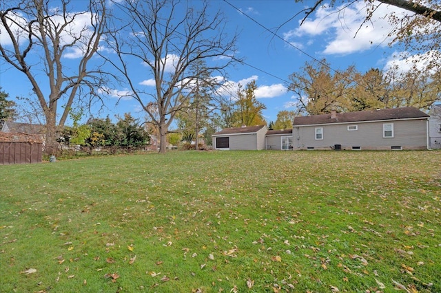 view of yard featuring an outdoor structure