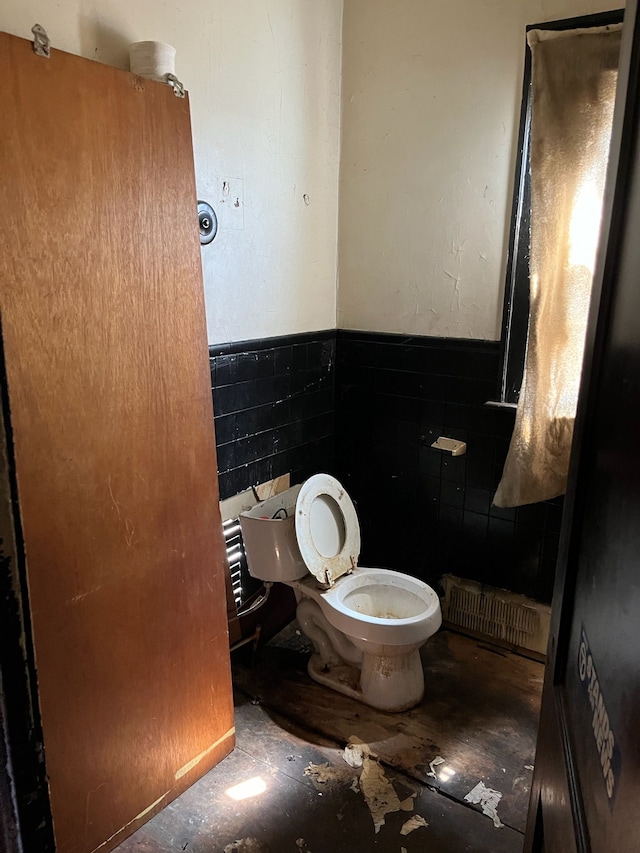 bathroom with wainscoting, visible vents, and toilet