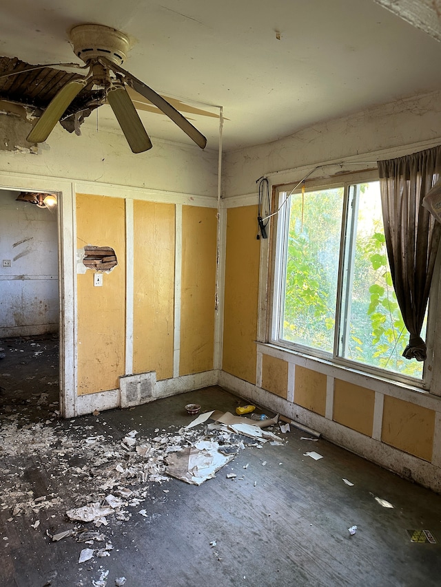 misc room featuring ceiling fan