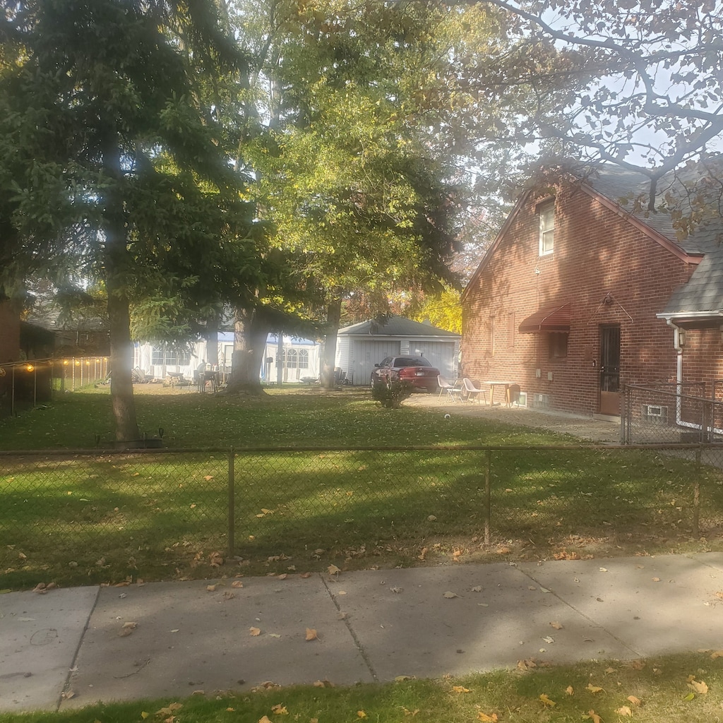 view of front of property with a front yard