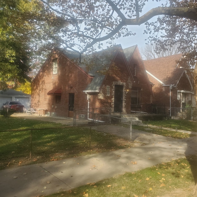 view of front facade featuring a front yard