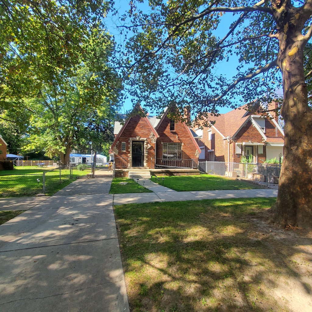 view of front facade with a front lawn