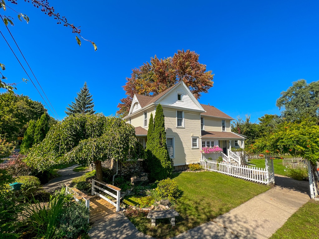 view of front of home featuring a front lawn