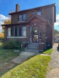 view of front facade featuring a front lawn