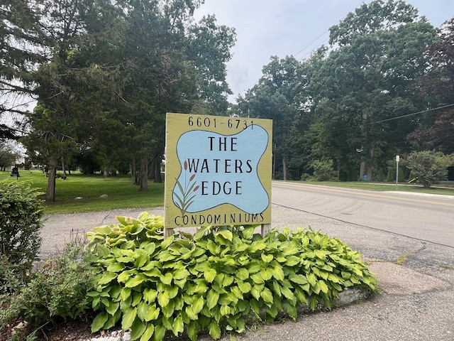 community sign with a yard