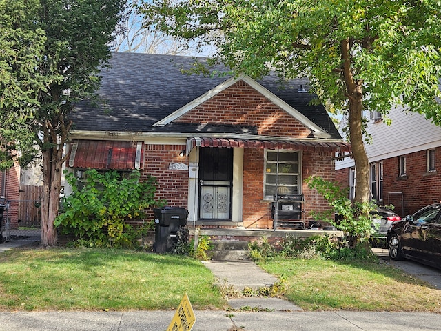 bungalow-style house featuring a front lawn