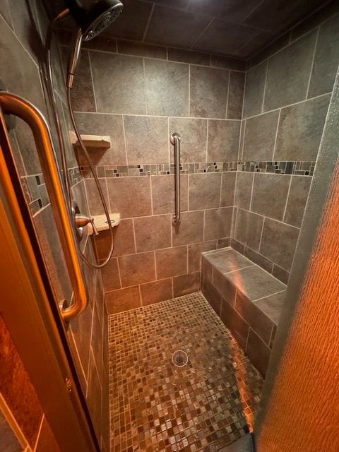 bathroom featuring a tile shower