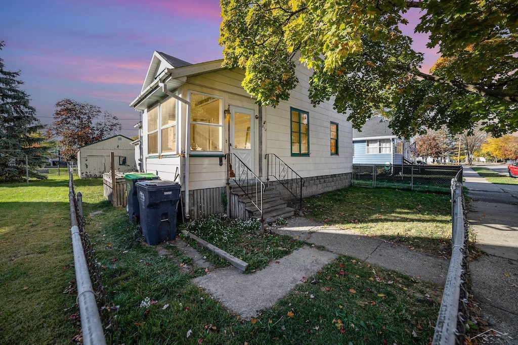 view of front of home featuring a lawn