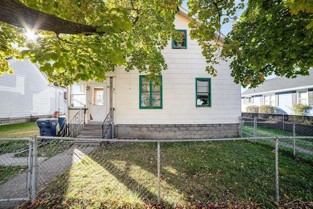 view of front of house featuring a front yard