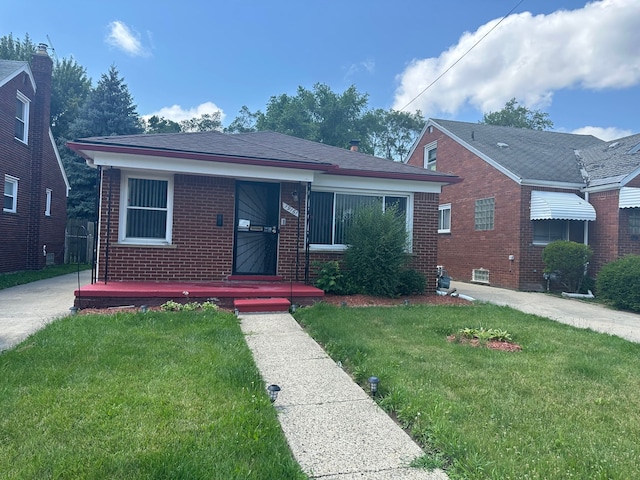 bungalow featuring a front lawn