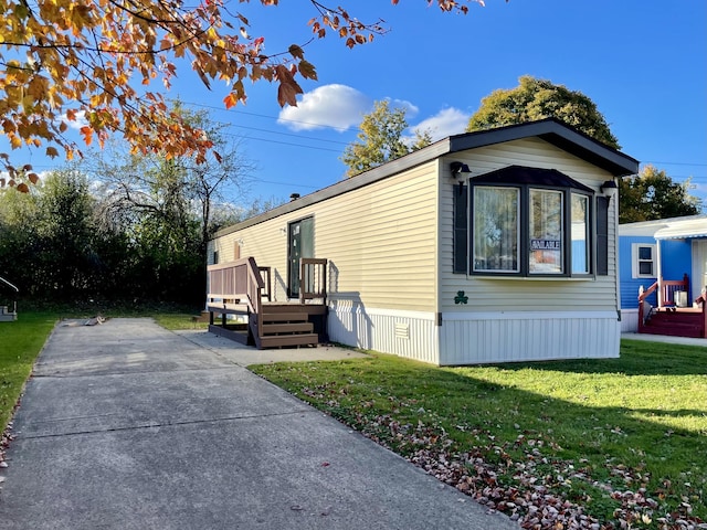 3924 W Jefferson Ave Unit 3924, Trenton, MI 48183 - view of property exterior with a yard