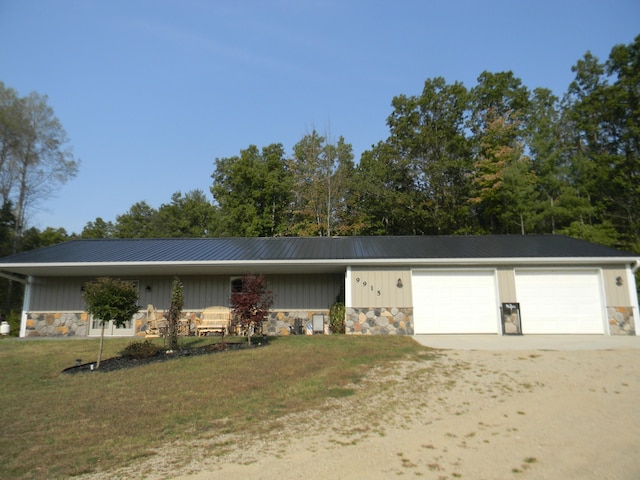 view of front of home with a garage and a front yard