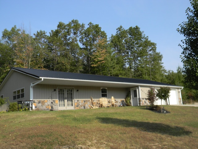 view of front of property with a front lawn