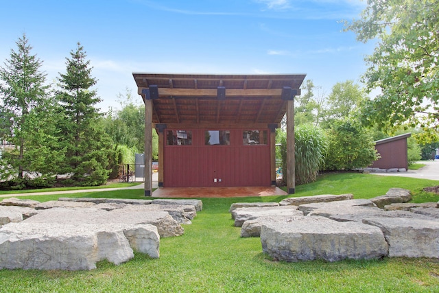 view of side of property with an outdoor structure and a lawn