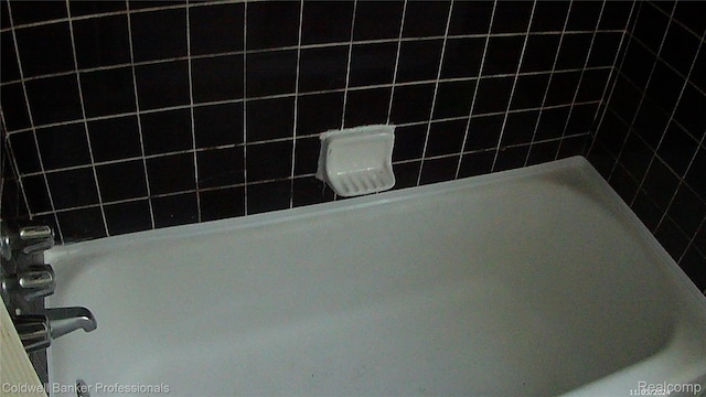18498 Fielding St, Detroit, MI 48219 - bathroom view of a tub and a shower
