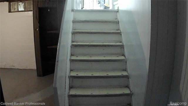 18498 Fielding St, Detroit, MI 48219 - view of staircase