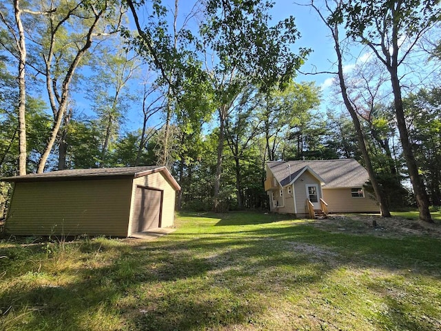 view of yard with an outdoor structure and a garage