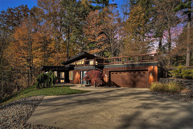 view of front of house featuring a garage