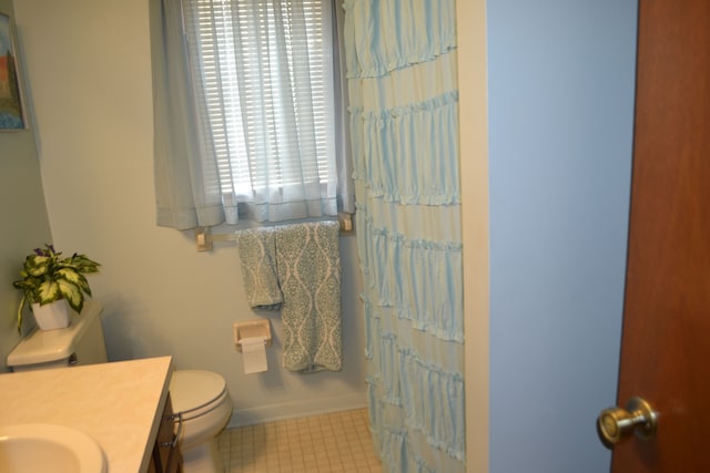 bathroom featuring toilet, a shower with shower curtain, and vanity