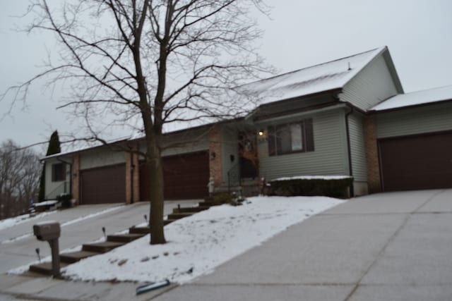 view of front facade featuring a garage