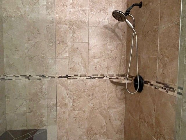 details with a tile shower