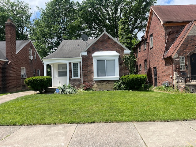 view of front of property featuring a front yard