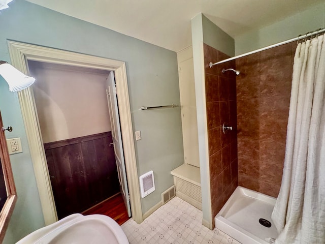 bathroom featuring sink and a shower with shower curtain