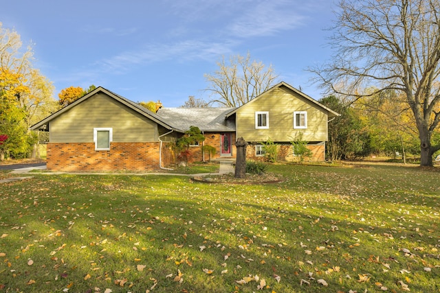 view of front facade with a front lawn