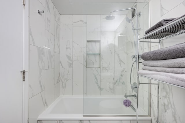 bathroom with tiled shower / bath combo