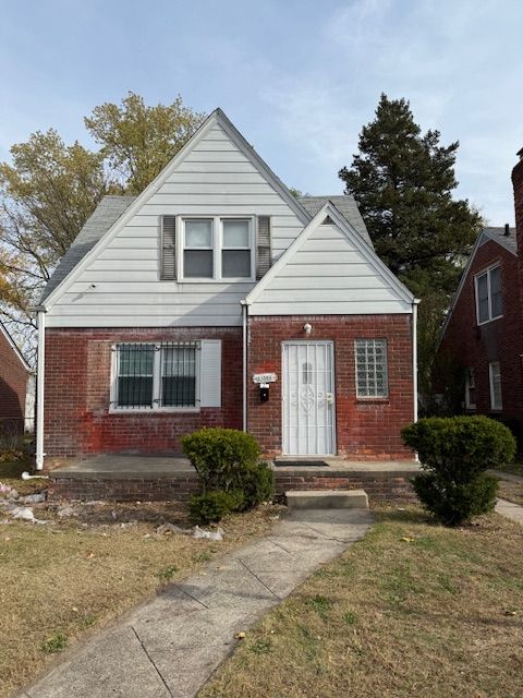 view of front of home featuring a front lawn