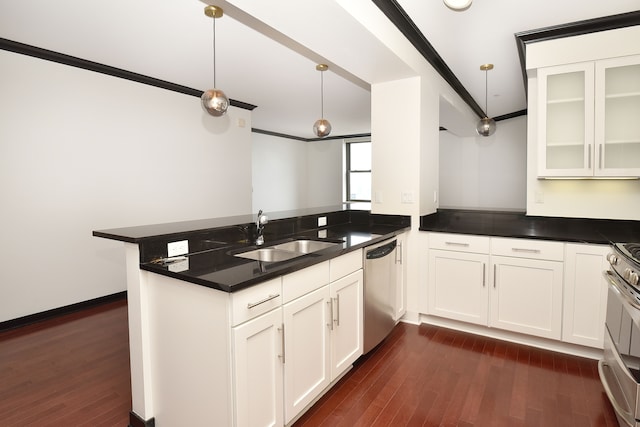 kitchen with sink, stainless steel appliances, dark hardwood / wood-style floors, kitchen peninsula, and pendant lighting