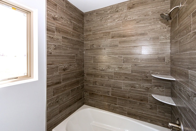 bathroom featuring tiled shower / bath combo