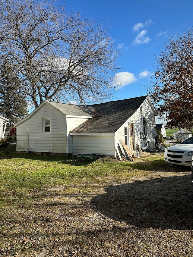 view of side of property featuring a lawn