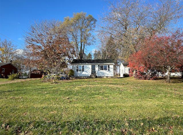 view of front of home featuring a front yard