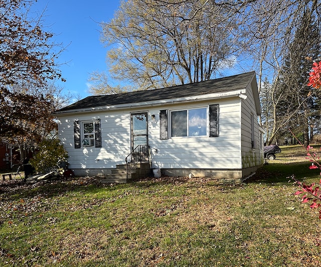 view of front of property featuring a front yard