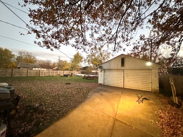 view of yard featuring an outbuilding