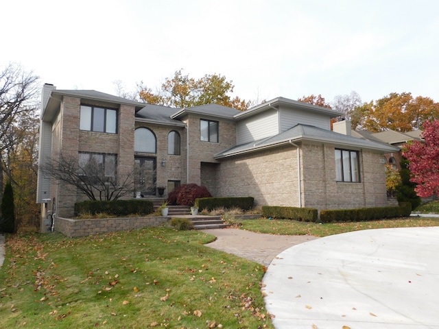 view of front facade featuring a front yard