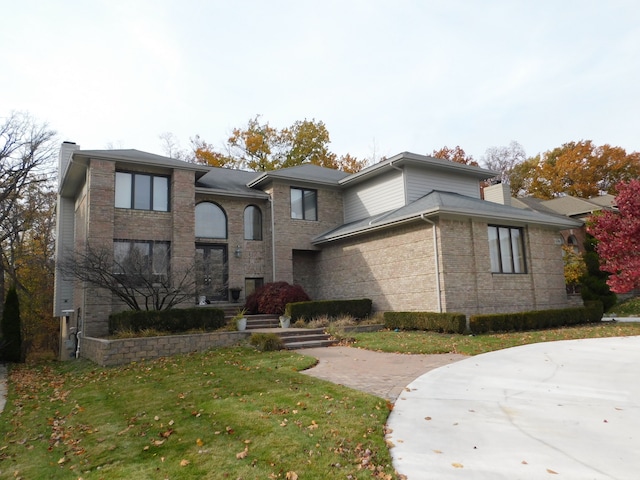 view of front facade with a front yard