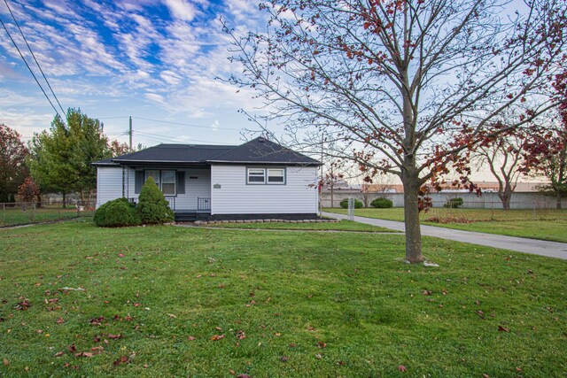 single story home featuring a front yard