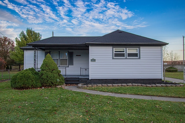 view of front facade featuring a porch and a front lawn