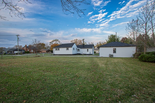 view of yard with an outbuilding