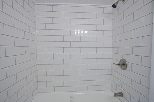 bathroom with tiled shower / bath