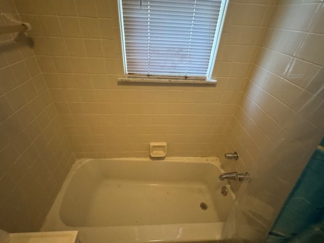 bathroom with tiled shower / bath