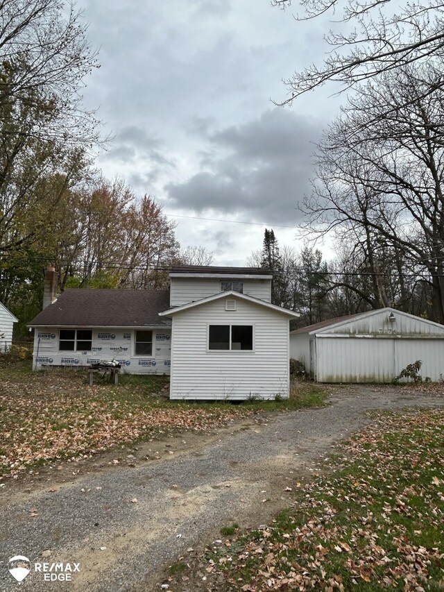 7174 Center Rd, Mount Morris, MI 48458 - view of side of home with dirt driveway