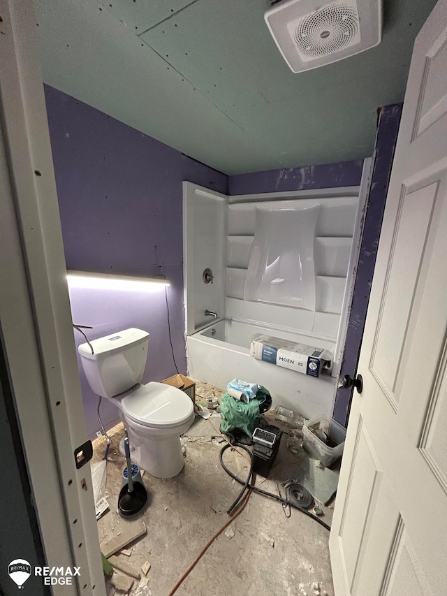 bathroom featuring toilet and a bathtub