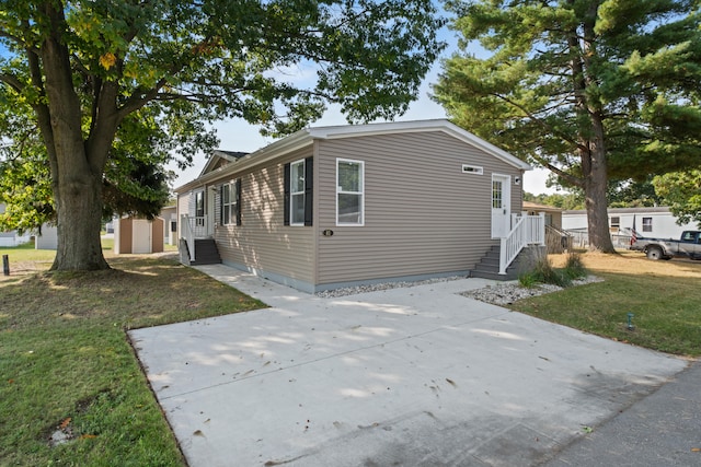 view of front facade with a front yard