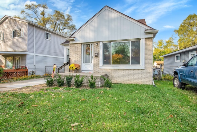 view of front of property with a front yard