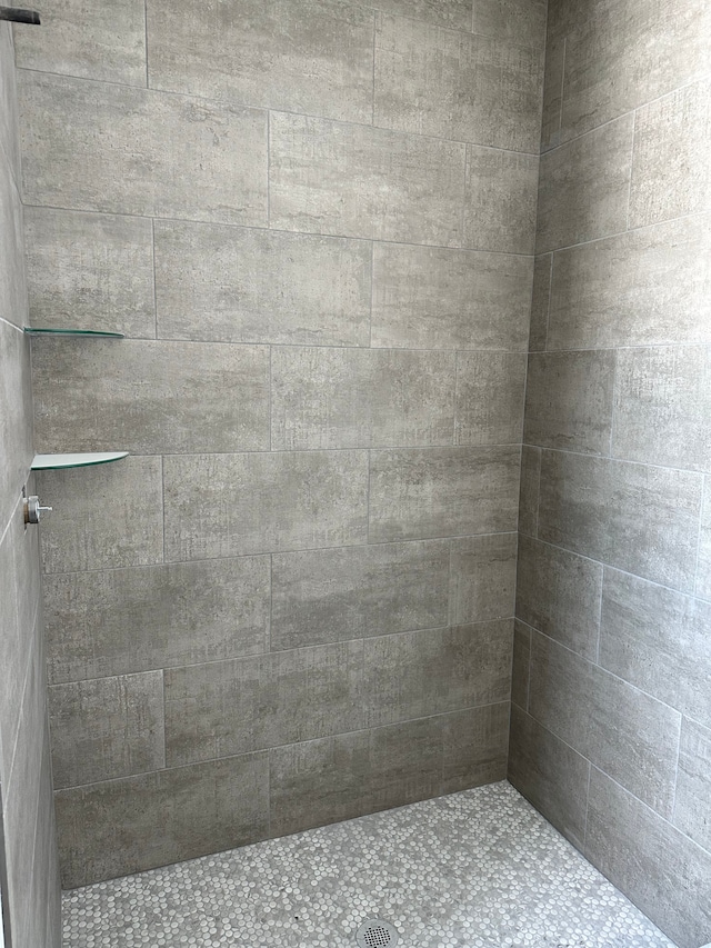 bathroom featuring a tile shower