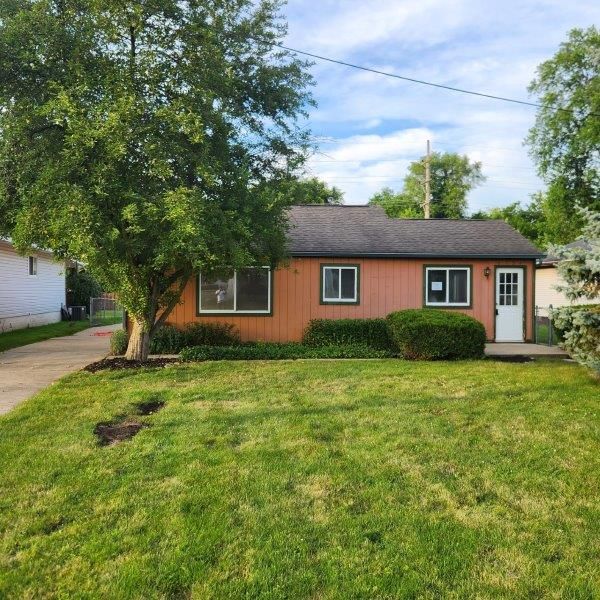 single story home with a front yard