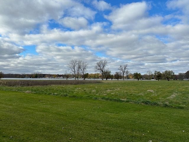 view of yard featuring a rural view